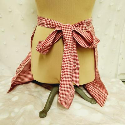 VINTAGE RED/ WHITE HEART WAIST APRON