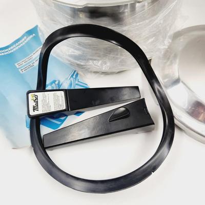 UNUSED MAITRES 4.2 QUART PRESSURE COOKER