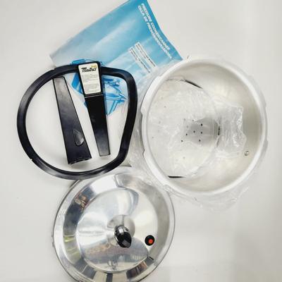 UNUSED MAITRES 4.2 QUART PRESSURE COOKER