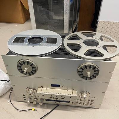 Pioneer reel to reel 4 track 2 channel stereo. Auto-reverse. RT-909