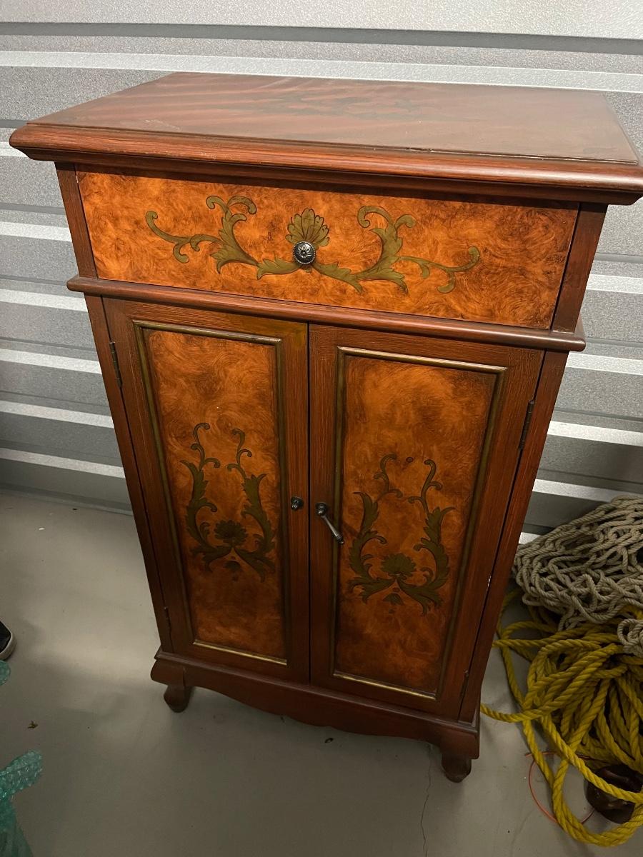 Vintage wine Has storage shelf on top of inside of and