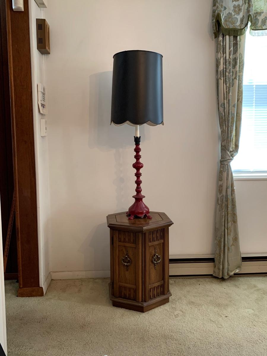LOT 1R Accent/End Table w/Candlestick Lamp