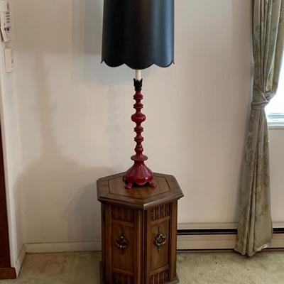 LOT 1R:  Accent/End Table w/Candlestick Lamp
