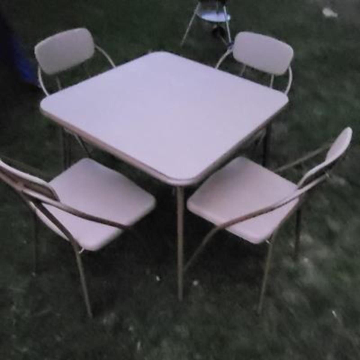 VERY NICE VINTAGE COSTCO CARD TABLE AND CHAIRS