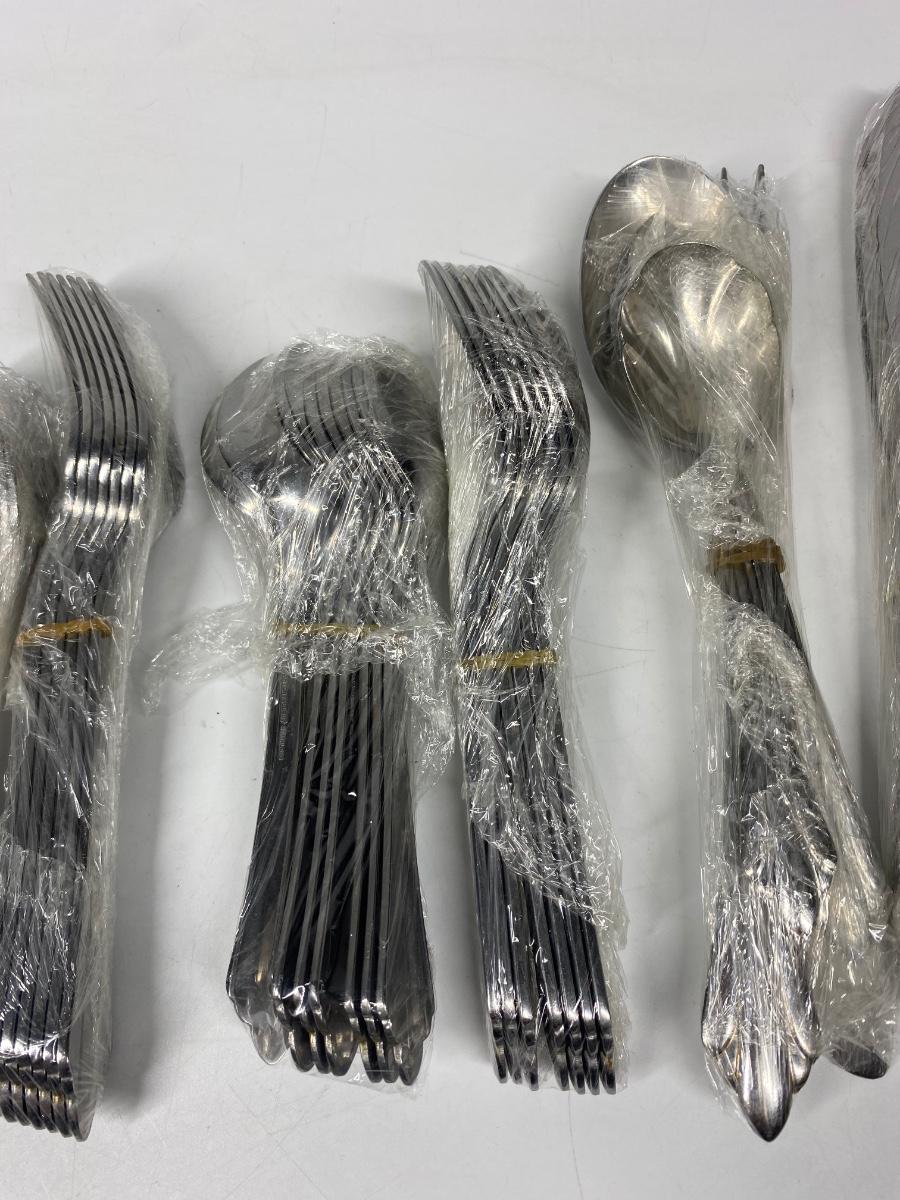 Reed & Barton Select Stainless Steel Flatware Silverware | EstateSales.org