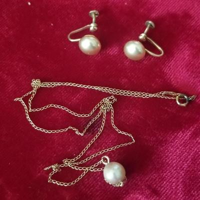 Pearls ear rings and necklace