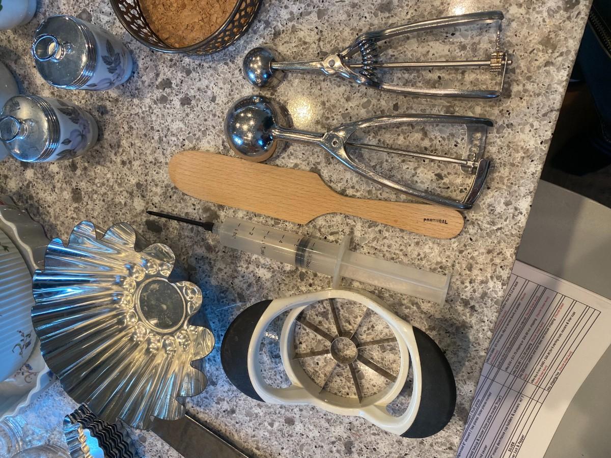 6 metal fondue skewers. 2 cookie scoops.