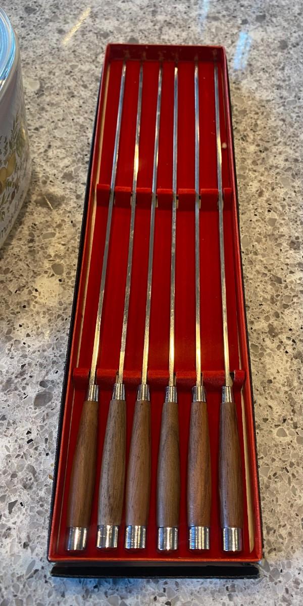 6 metal fondue skewers. 2 cookie scoops.