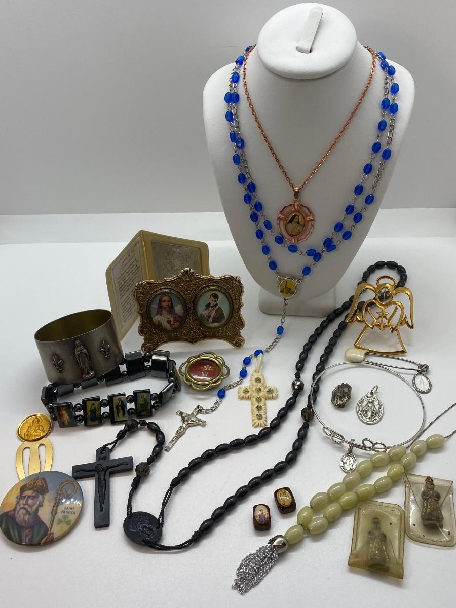 LOT 20 Lot of Religious keepsakes