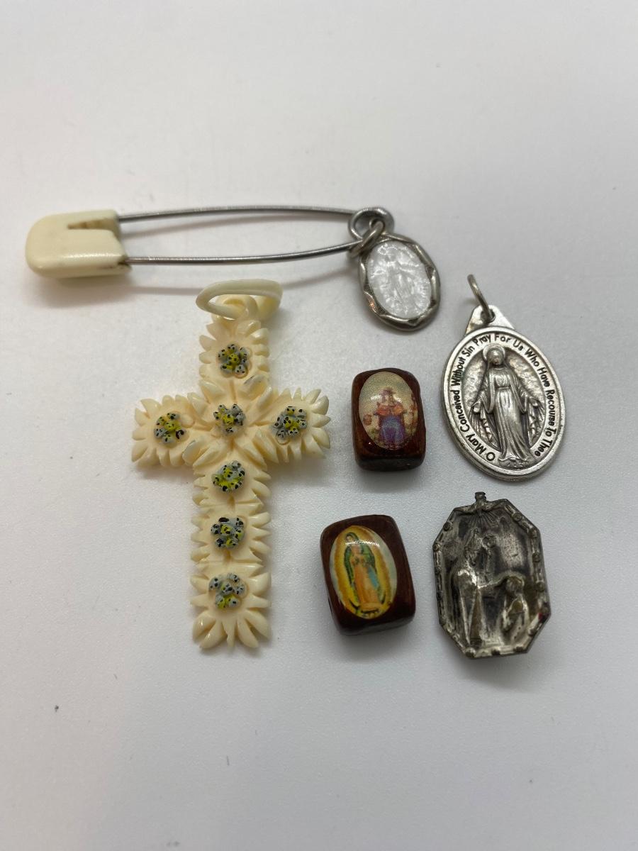 LOT 20 Lot of Religious keepsakes