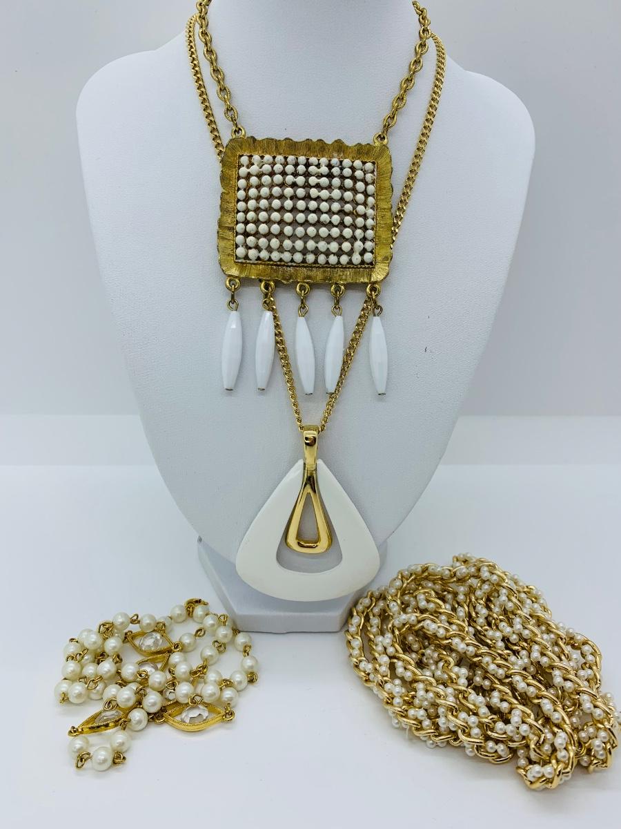 Vintage White Acrylic Beaded Necklace Goldtone Accents 26.5” 80s