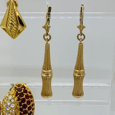 LOT 46R:  Fashion Pierced Earrings (8 prs) & Bracelets