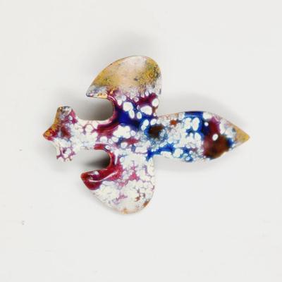 ARTIST SIGNED FLEUR DE LIS HANDPAINTED BROOCH