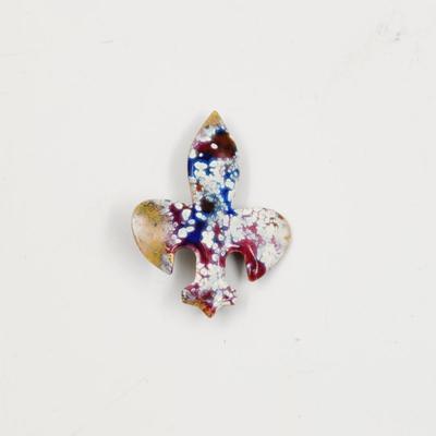 ARTIST SIGNED FLEUR DE LIS HANDPAINTED BROOCH