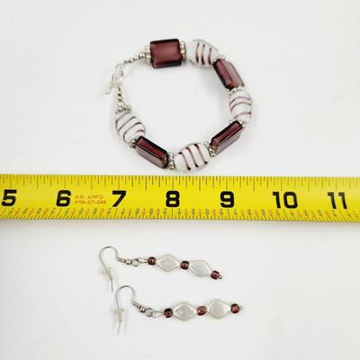 BEAUTIFUL PURPLE & WHITE GLASS BEADED MATCHING BRACELET & EARRING SET