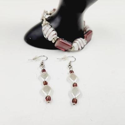 BEAUTIFUL PURPLE & WHITE GLASS BEADED MATCHING BRACELET & EARRING SET