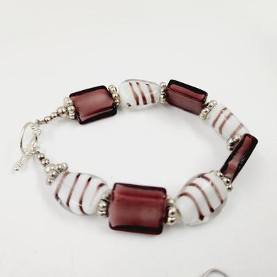 BEAUTIFUL PURPLE & WHITE GLASS BEADED MATCHING BRACELET & EARRING SET