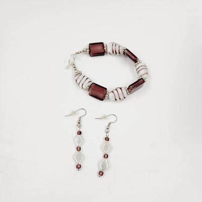 BEAUTIFUL PURPLE & WHITE GLASS BEADED MATCHING BRACELET & EARRING SET