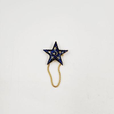 CUTE GOLD TONED STAR BROOCH