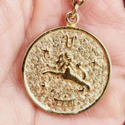 VINTAGE SARAH COVENTRY "LEO" GOLD TONED NECKLACE