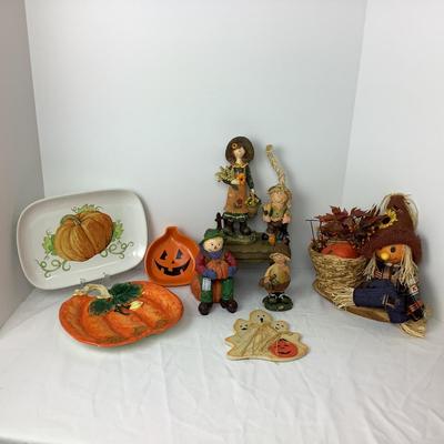 Lot # 1005 Scarecrow & Pumpkin Decor