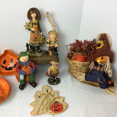 Lot # 1005 Scarecrow & Pumpkin Decor