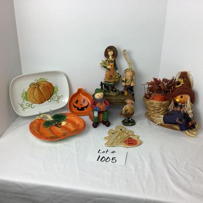 Lot # 1005 Scarecrow & Pumpkin Decor