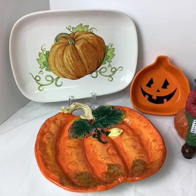 Lot # 1005 Scarecrow & Pumpkin Decor