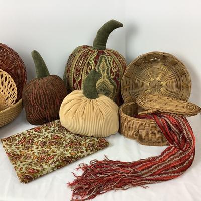 Lot # 1007. Fall Decor