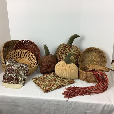 Lot # 1007. Fall Decor