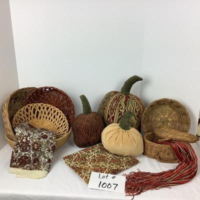 Lot # 1007. Fall Decor