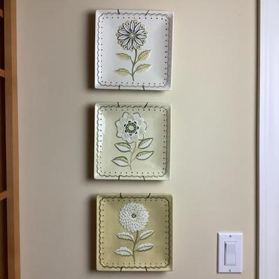 1180 Set of Three Decorative Ceramic Flower Plates