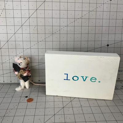 #144 Mouse and Love Sign