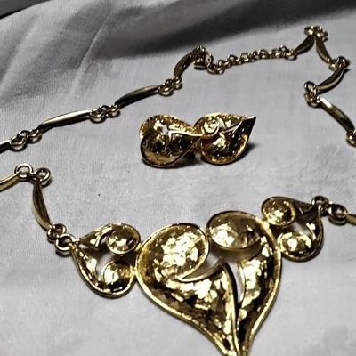 Gorgeous Gold Tone Heart Necklace and Earrings NEW