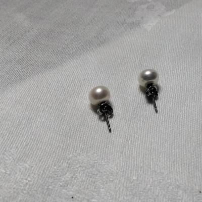 7.5 mm White Pearl Earrings