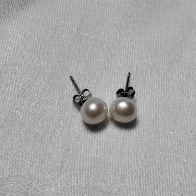 7.5 mm White Pearl Earrings