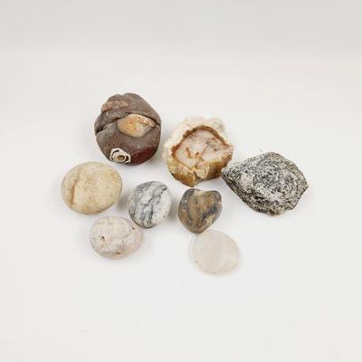 BUNDLE OF A VARIETY OF COLLECTABLE ROCKS