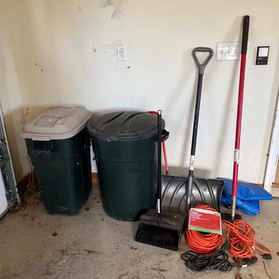 Rubbermaid Garbage Cans & Yard Tools (G-MG)
