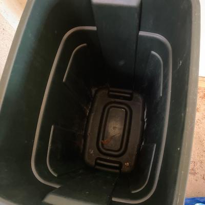 Rubbermaid Garbage Cans & Yard Tools (G-MG)
