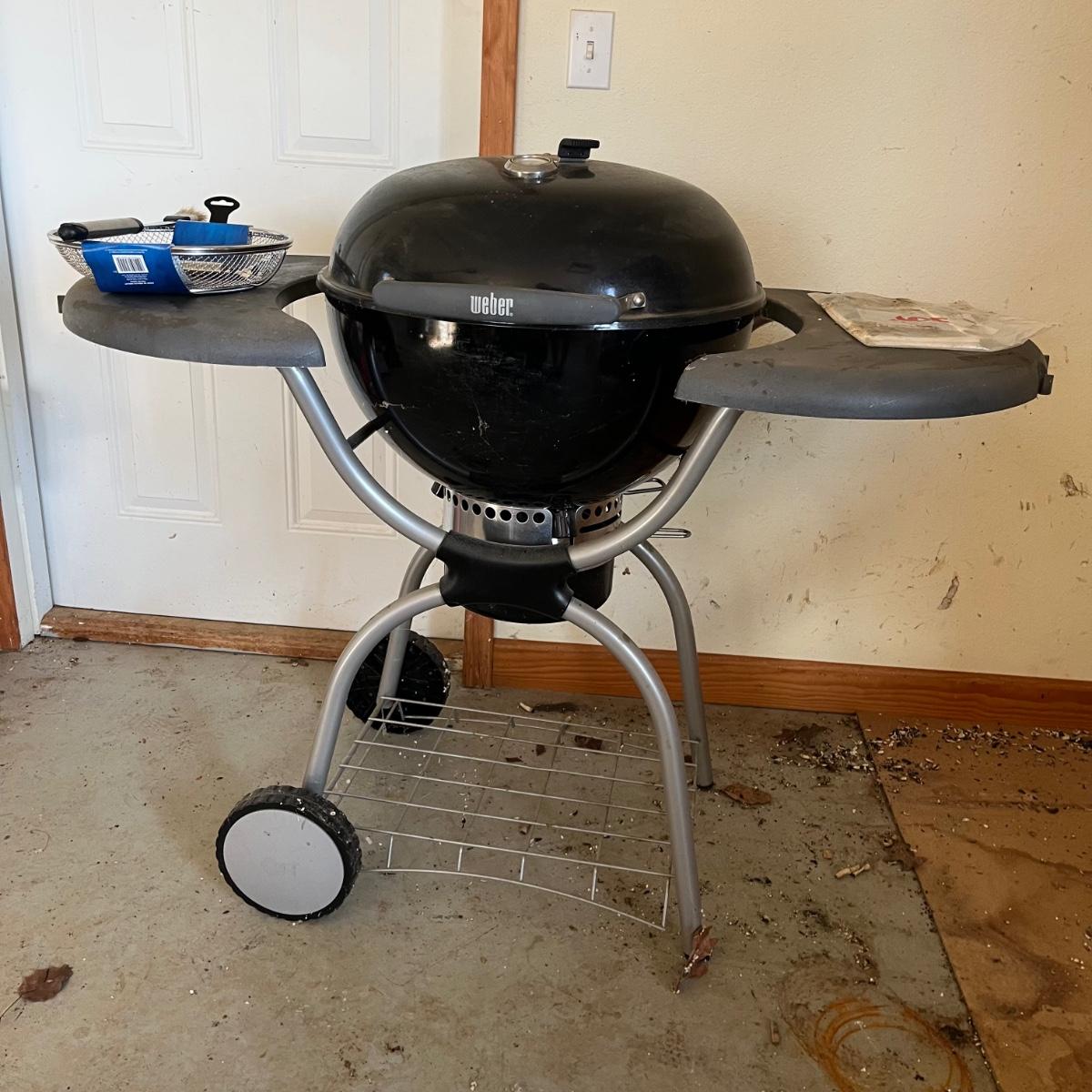 Weber One Touch Platinum Charcoal Grill (G-MG) | EstateSales.org