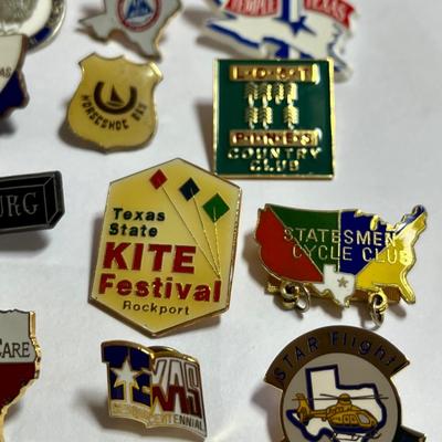 18 VINTAGE TEXAS PINS and BUTTONS