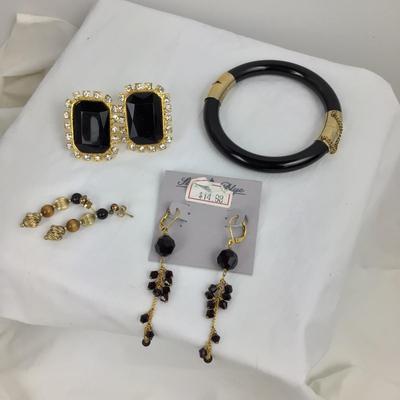 1119 Black and Gold Costume Jewelry Lot