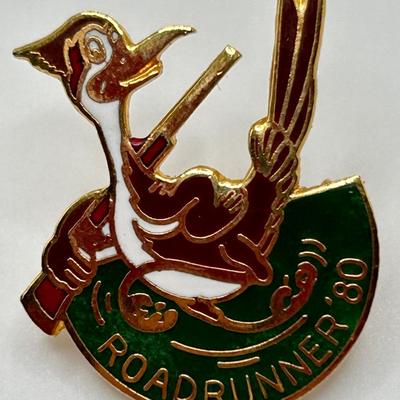 11 VINTAGE ASSORTED GUN CLUB AND SHOOTER ASSOCIATION PINS