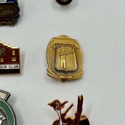 11 VINTAGE ASSORTED GUN CLUB AND SHOOTER ASSOCIATION PINS