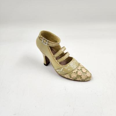 CUTE SMALL W/ FLOWERS COLLECTABLE SHOE