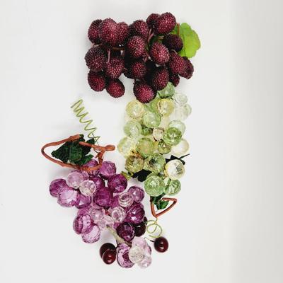 BUNCH OF DECORATIVE PLASTIC GRAPES