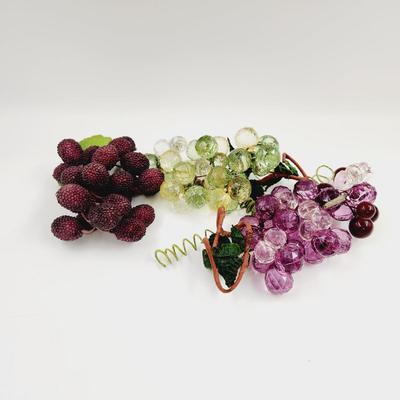 BUNCH OF DECORATIVE PLASTIC GRAPES