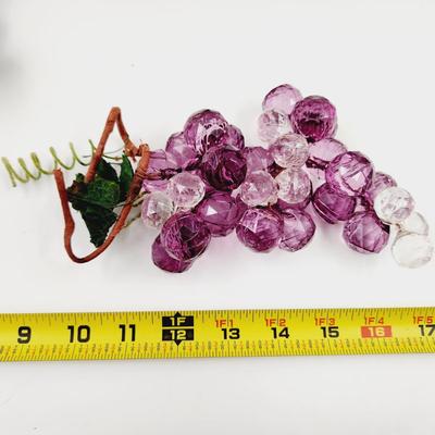 BUNCH OF DECORATIVE PLASTIC GRAPES
