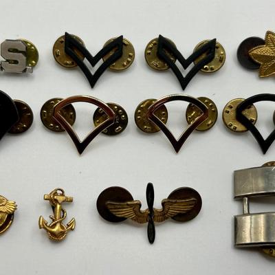 12 ASSORTED US MILITARY PINS