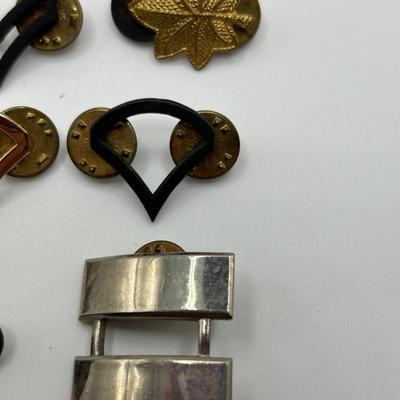 12 ASSORTED US MILITARY PINS